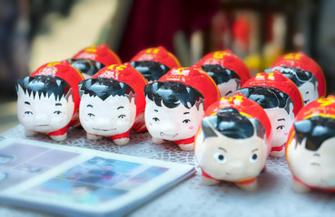 The colorful piggy bank displayed at the Spring Fair to give children savings are the customs of Eastern culture maintained today.