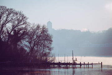 Bootssteg und Ufer bei Sonnenaufgang