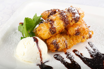 Crispy banana with ice cream