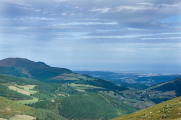 Mountain landscape with views of the sea in the background.