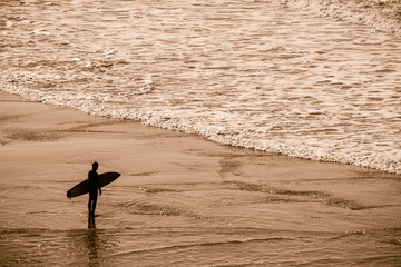 silhouette de surfeur sur la plage
