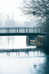 Brücke im eisogen Wintermorgen