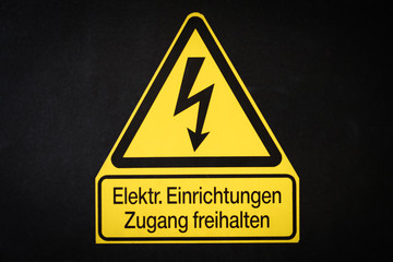 Elctricity warning sign with flash symbol (german: Elektrische Einrichtungen Zugang freihalten)