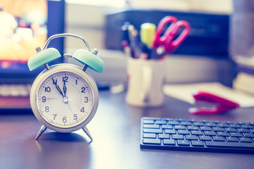 Wecker auf Schreibtisch, Konzept
