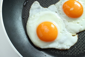 frying pan and sunny side up fried egg