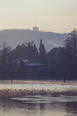 Häuser am Ufer in romantischer Morgenstimmung