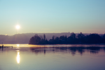Fototapeta na wymiar See im Winter während Sonnenaufgang