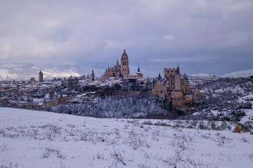 Fototapeta premium Skyline of the city of Segovia, where you can see the cathedral and the Alcazar