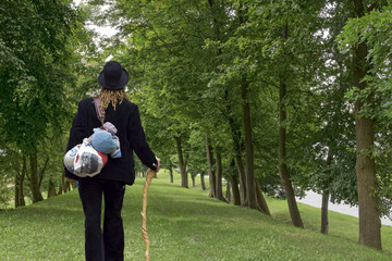 Frau auf der Walz Waldweg