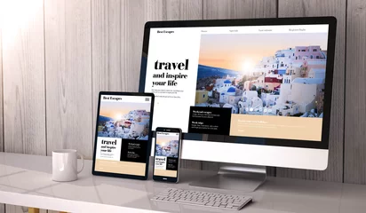Crédence de cuisine en verre imprimé Santorin devices responsive on workspace travel website design