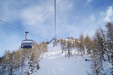 Panorama di montagna con vista prospettica seggiovia e cielo azzurro 