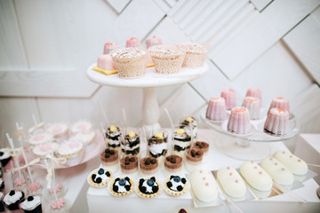 Obraz na płótnie Canvas Delicious white wedding reception candy bar dessert table
