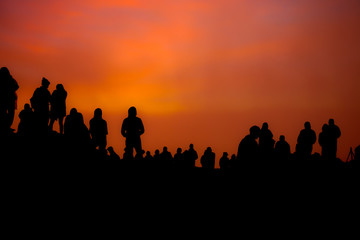 Fototapeta na wymiar Silhouette von Touristen beim Sonnenaufgang auf dem Haleakala auf Maui, Hawaii, USA.