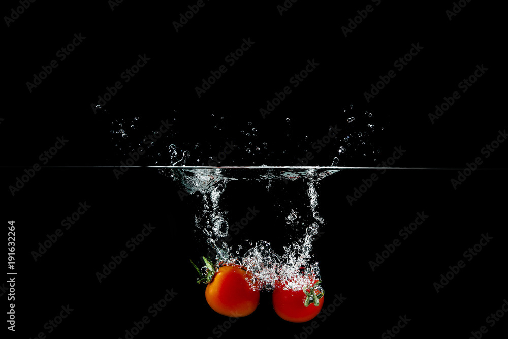 Wall mural tomato in water splash