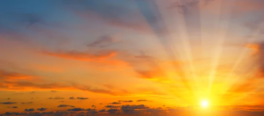Foto op Plexiglas Ochtendgloren mooie zonsopgang en bewolkte lucht