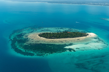 Fototapeta na wymiar Tropische Insel vor Sansibar