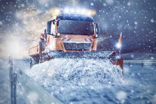 Professioneller Schneepflug auf der Stra&szlig;e