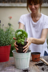 Mujer joven trabajando en jardinería