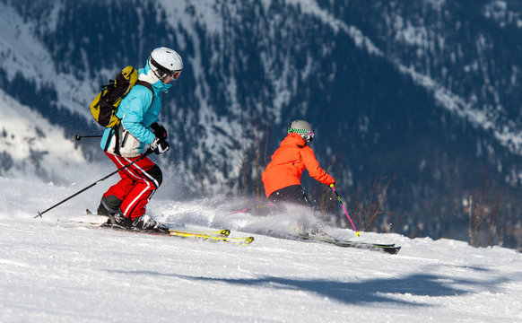 Skifahrer in einem Skigebiet in den bayrischen Alpen