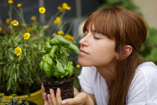 Mujer joven trabajando en jardiner&iacute;a