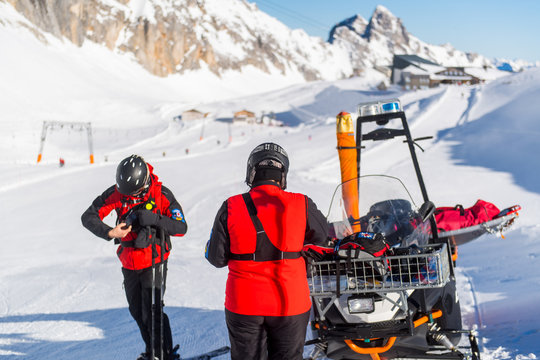 Schneemobil der Bergwacht zur Rettung auf den Skipisten
