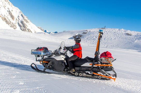 Schneemobil der Bergwacht zur Rettung auf den Skipisten