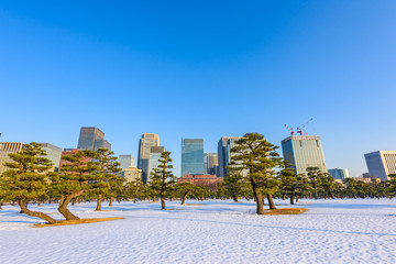 Fototapeta premium ビル群と残雪