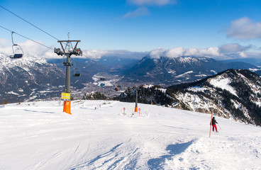 Fototapeta na wymiar Skipisten im Skigebiet von Garmisch-Partenkirchen