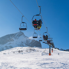Fototapeta na wymiar Sessellift in einem Skigebiet in den bayrischen Alpen
