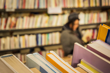 Obraz premium Lesen Kundin im secondhand Buchladen - Reading Customer in secondhand bookstore