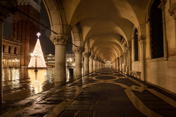 Naklejka premium Venezia Piazza San Marco w deszczową noc z odbiciami wilgoci najsłynniejsze miejsce w Wenecji we Włoszech