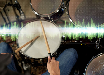 Obraz premium male musician playing drum kit at concert