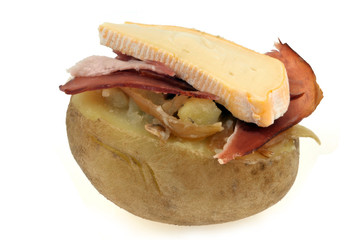 Pomme de terre fourrée avec du fromage et du jambon cru avant cuisson sur fond blanc 