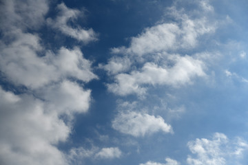 Fototapeta premium Błękitne niebo i chmury „Pejzaż chmur” Obraz przedstawiający dyskusję o tym, co robić od teraz, cenne spotkania z przyjaciółmi itp.