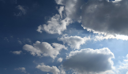 青空と雲「空想・雲のモンスターたち」光を追いかける、光の導きに、光の指し示す方向などのイメージ・雲などにキャッチコピースペース