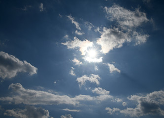  青空と雲「空想・雲のモンスターたち」誕生を見守る、燦燦と輝く、成功を確信するなどのイメージ