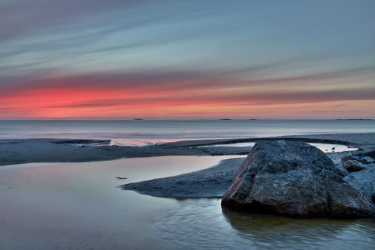 HDRtist HDR - http://www.ohanaware.com/hdrtist/