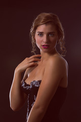 Oberkörper einer junge blonde Frau mit einer Corsage bekleidet