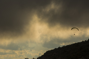 Molinos de viento entre tormentas