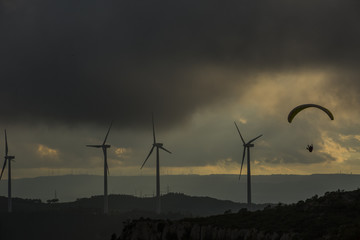 Obraz premium Molinos de viento entre tormentas