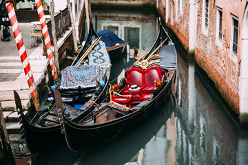 Fototapeta na wymiar Traditional romantic gondola in Venice.