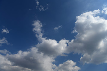 青空と雲「空想・雲のモンスターたち」にょっきり、飛び出す、突き出る、何だ！、もっこり、愛情などのイメージ
