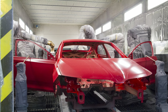 rohkarosse in der lackierstrasse einer autofabrik