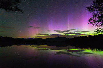 Fototapeta na wymiar Aurora at Lake Chocorua