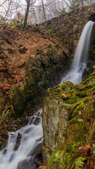 Obraz premium Wassersturz im Herbst 