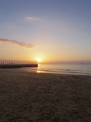 Obraz premium 辺野古の浜より望む日の出