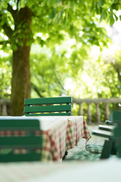 Gemütlicher Tisch in schattigem Gastgarten