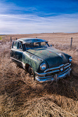 Fototapeta na wymiar Old rusted classic car in Washington field.