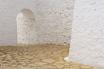 Detalle de una construcción rústica de paredes blancas. España