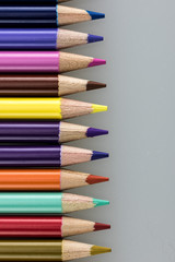 Obraz premium Horizontal colored pointed pencils lined up